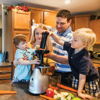 una familia en la cocina